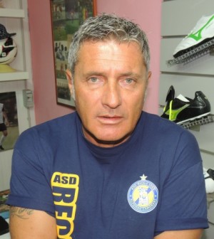 Il vice presidente dell&#39;Asd Alfonso Camorani Recale 2002 <b>Franco Ferro</b> augura <b>...</b> - ferro-camorani-recale-300x336