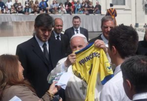 Papa Francesco con la maglia Ischia Calcio